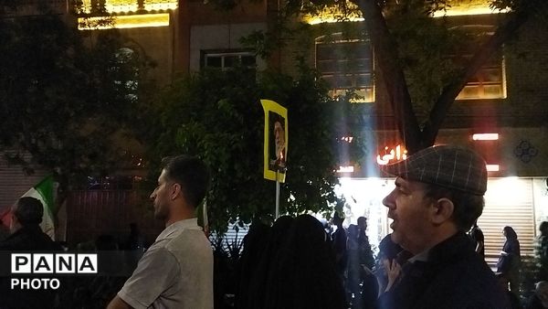 برای پنجاه و یکمین شب حسینیه امام شاهد حماسه مردم شد 