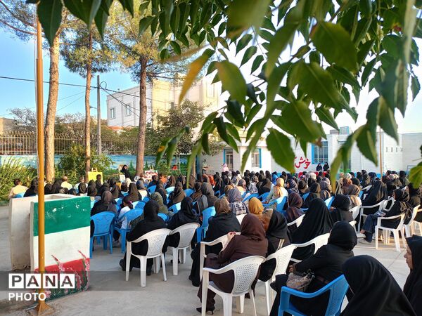 جلسه انجمن اولیا در دبیرستان دخترانه فرهیختگان