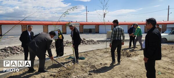 پویش کاشت نهال به یاد شهدای جنگ تحمیلی سوم در بوستان شهدای میناب شهرستان شیروان