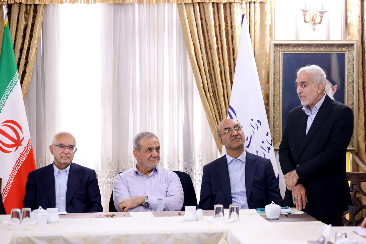پزشکیان خواستار تسریع در روند رفع موانع تولید و حمایت از کارآفرینان کرمانشاه شد