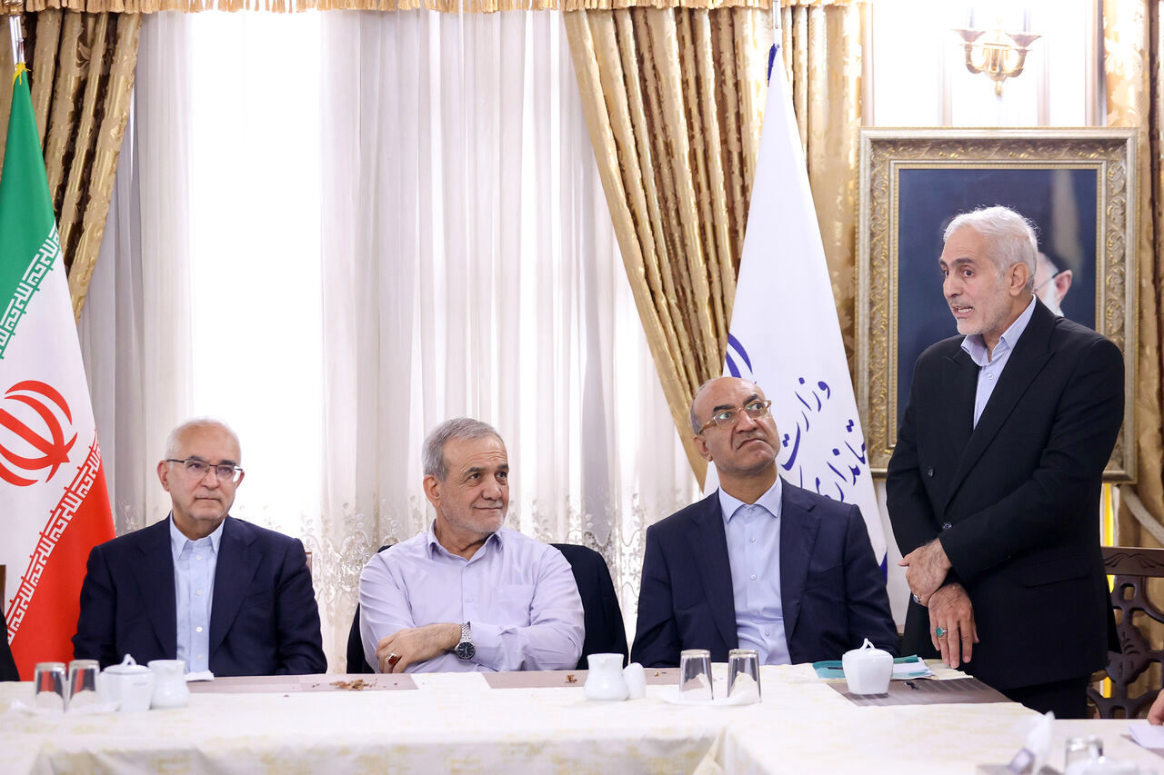 پزشکیان خواستار تسریع در روند رفع موانع تولید و حمایت از کارآفرینان کرمانشاه شد