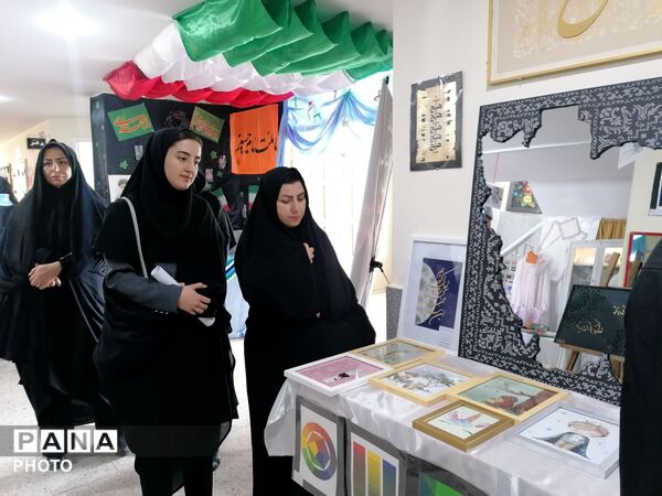 افتتاح نمایشگاه دست سازه‌های هنری در هفته مشاغل