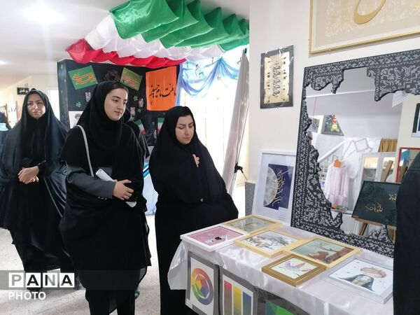 افتتاح نمایشگاه دست سازه‌های هنری در هفته مشاغل