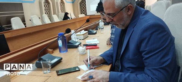 جلسه هیات امنای یادمان‌های شهدای گمنام استان قم