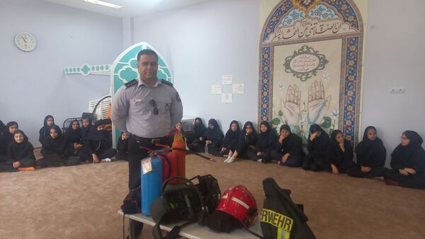 آموزش ایمنی و اطفای حریق برای دانش‌آموزان دبیرستان فرهنگیان