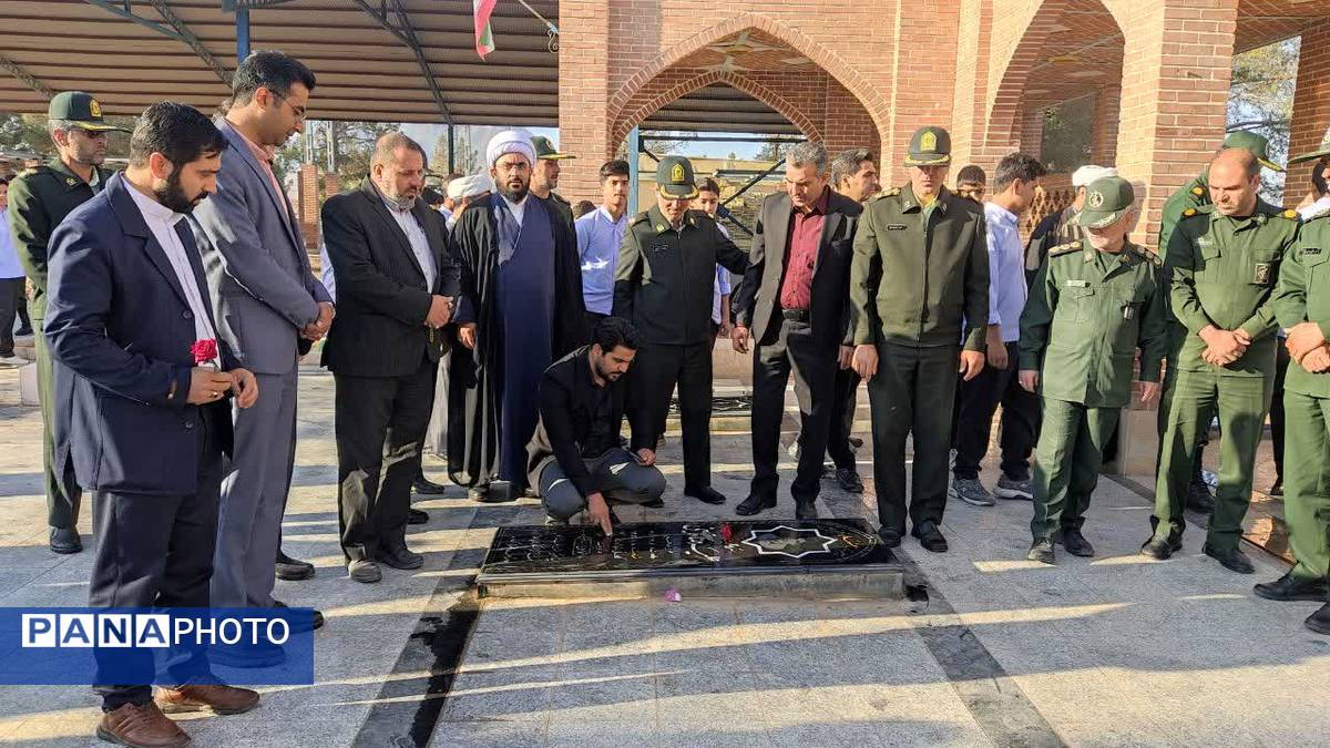 آغاز هفته بسیج دانش‌آموزی با غبارروبی مزار شهدای جوادالائمه توسط مسئولان و دانش‌آموزان بسیجی