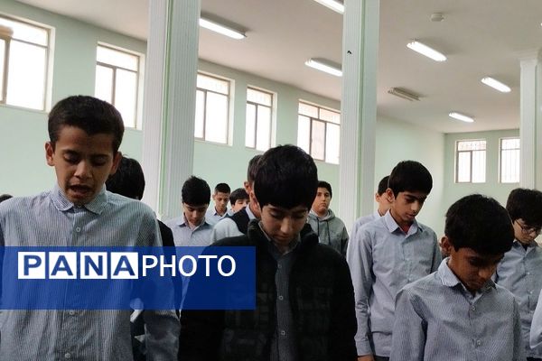 گفت‌وگوی آموزشی پس از اقامه نماز جماعت در دبیرستان شهید چمران