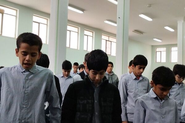 گفت‌وگوی آموزشی پس از اقامه نماز جماعت در دبیرستان شهید چمران