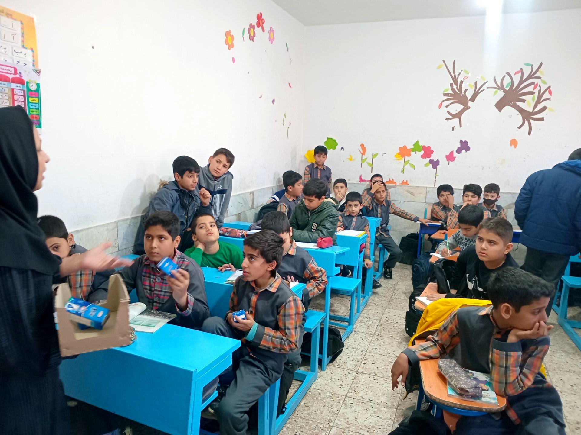 توزیع شیر گامی برای سلامت و نشاط دانش‌آموزان در دبستان شهید پسندیده فدافن 