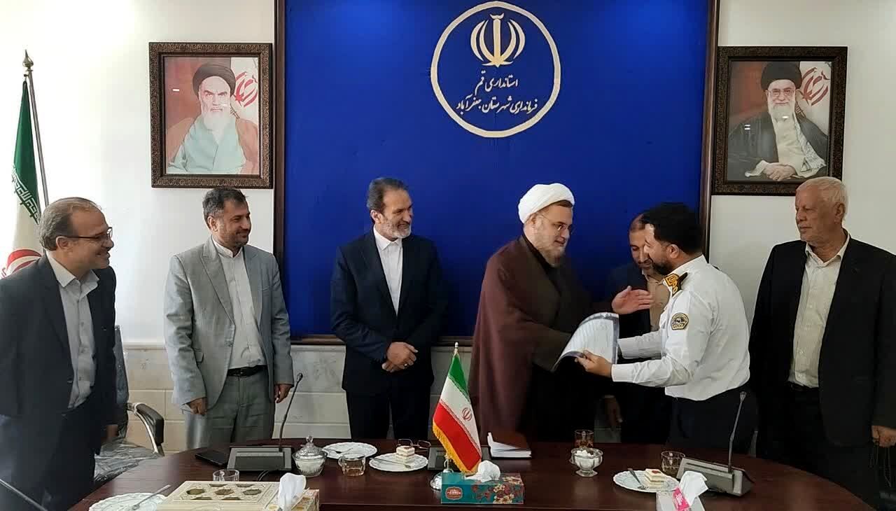 آیین تجلیل از  کارکنان نیروی انتظامی جعفرآباد قم

