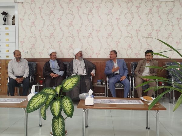 بازدید مدیر آموزش و پرورش و امام جمعه کاشمر از دبیرستان امام خمینی (ره) کاشمر 