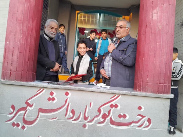 تقدیر دانش‌آموزان یک مدرسه در قم از پدر شهید کریمی