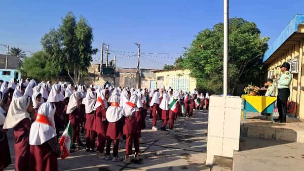 دیدار صمیمانه مأموران نیروی انتظامی با دانش‌آموزان دبستان استقلال 