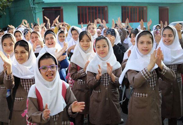 صبحگاهی غرق در علم و شادمانی در آموزشگاه جمهوری اسلامی ناحیه یک شهرستان بهارستان 