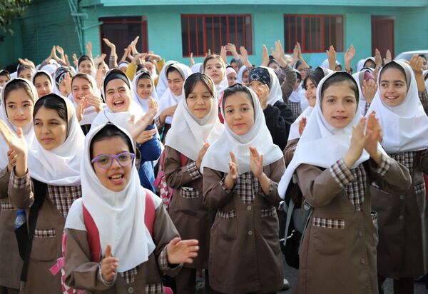 صبحگاهی غرق در علم و شادمانی در آموزشگاه جمهوری اسلامی ناحیه یک شهرستان بهارستان 