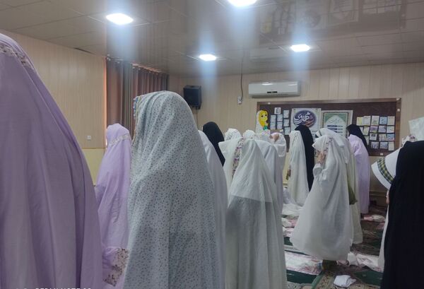 نماز جماعت ظهر و عصر به امامت امام جمعه حاجی‌‌آباد