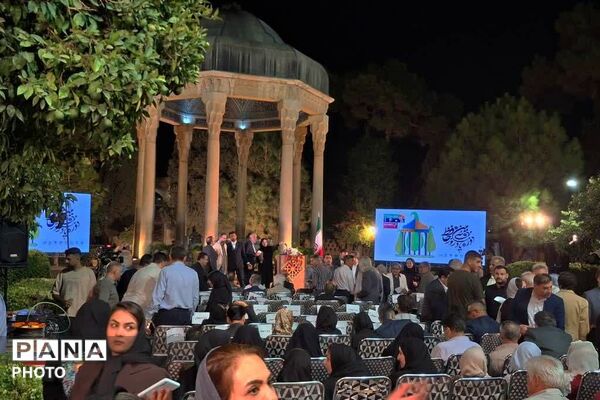 طنین عشق و شعر در آرامگاه حافظ