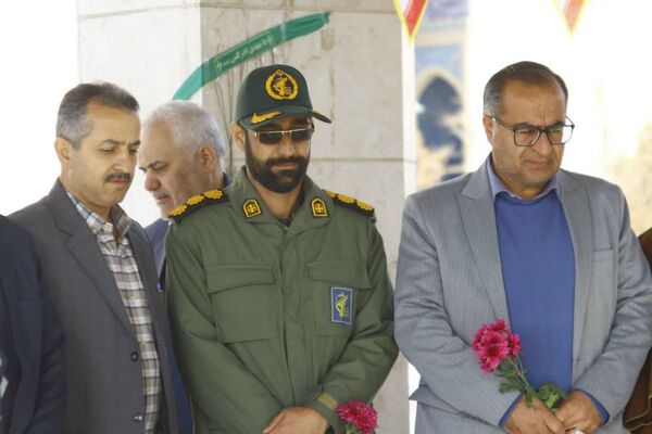 آغاز دهه فجر فیروزکوه با گلباران مزار شهدای گمنام