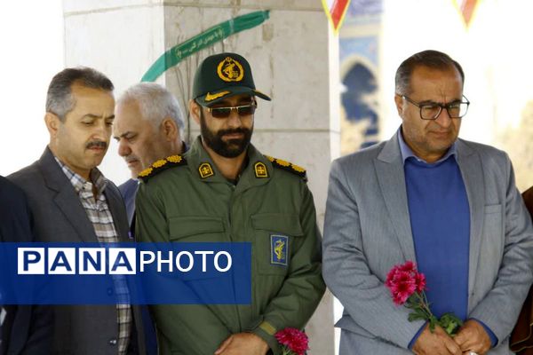 آغاز دهه فجر فیروزکوه با گلباران مزار شهدای گمنام