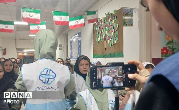 تجلیل از برگزیدگان جشنواره هنری فردا و المپیاد ورزشی در دبستان رضوان بهارستان‌دو