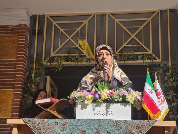 آئین نواختن زنگ مهر در دبیرستان دخترانه فرهنگ ۱۳ 