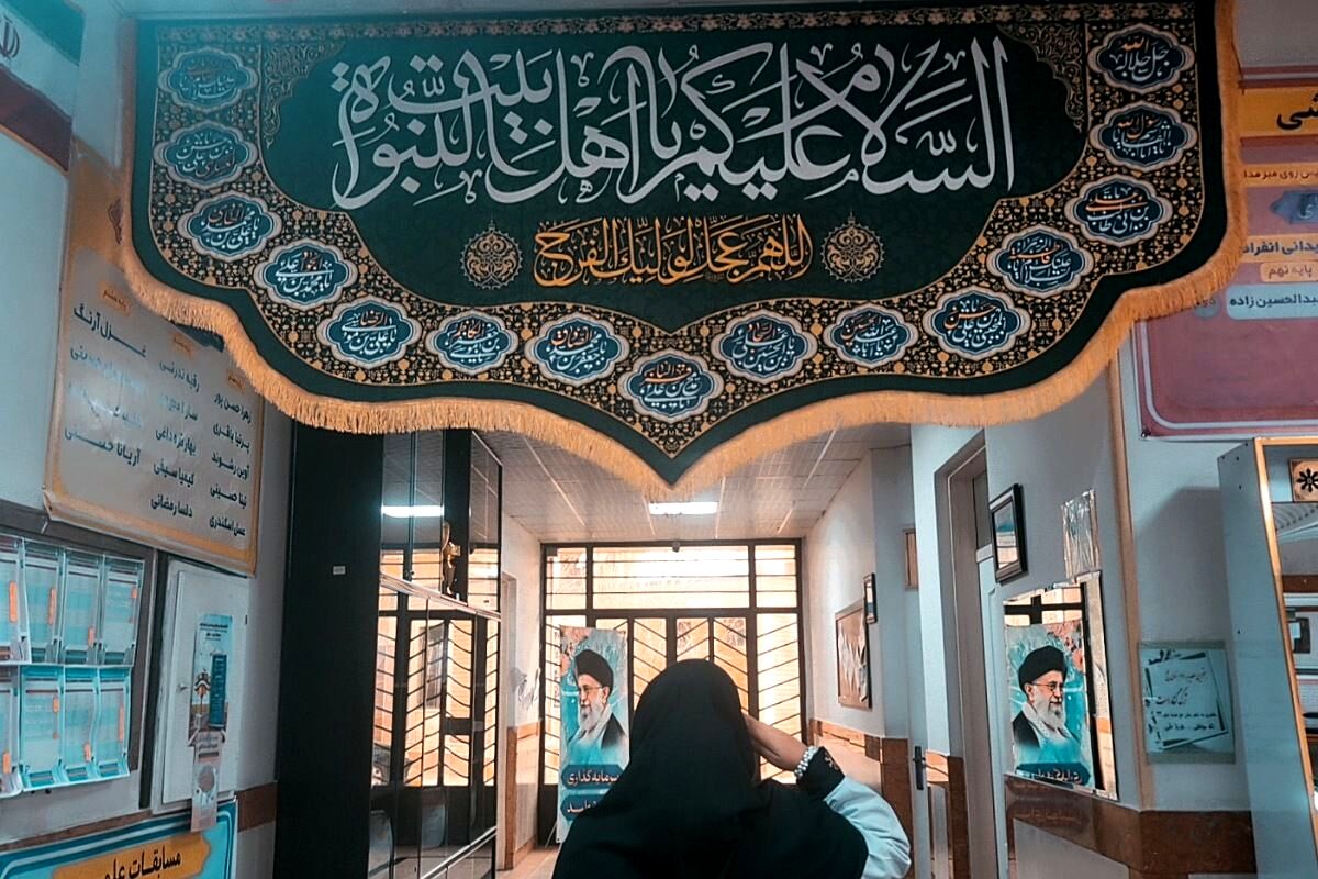جشن پیروزی انقلاب در دبیرستان فرزانگان1 اسلامشهر