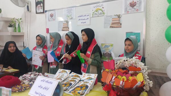 مراسم روز کتاب و کتابخوانی و افتتاح کتابخانه در دبستان شاهد تحقیقی ناحیه ۶