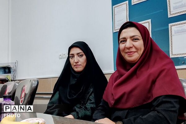  آیین کاشت نهال امید به یاد شهدای دانش‌آموز جنگ رمضان در دبیرستان فتح المبین شهرری 