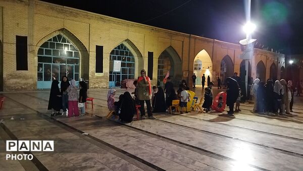 غرفه دهه نودی های مسجد جامع در شب صد و چهل و چهارم 