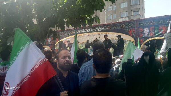 تشییع پیکرهای مطهر فرماندهان بر دستان مردم قدرشناس 