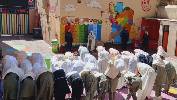 نواختن زنگ نماز با شعار «مِهر با مُهر» در مدارس شهرستان ملارد همزمان با آغاز سال تحصیلی