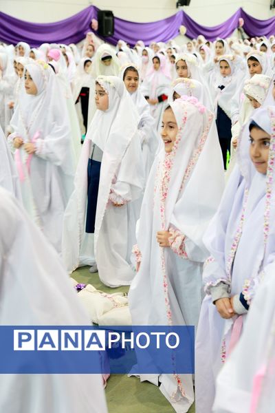  جشن تکلیف ۱۴۰۰ نفری دانش‌آموزان دختر شاهین شهری 