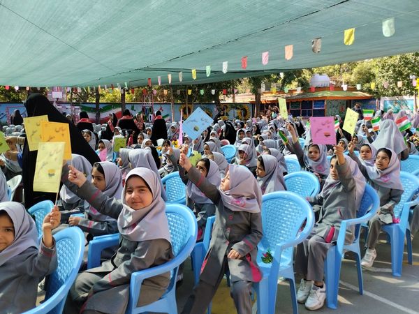 به صدا درآوردن زنگ سپاس‌ معلم در مدرسه شاهد شهید ناصری