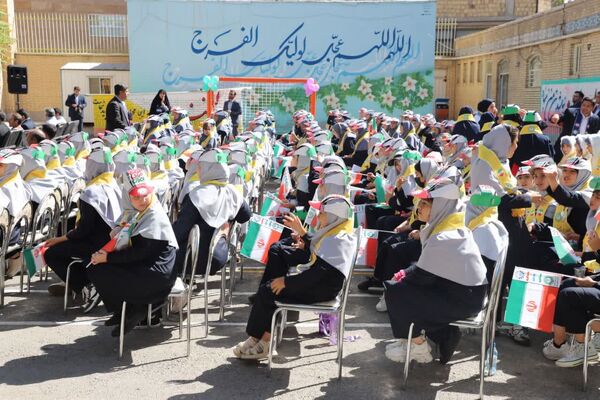 جشن عاطفه‌ها در دبیرستان ۱۳ آبان تبریز