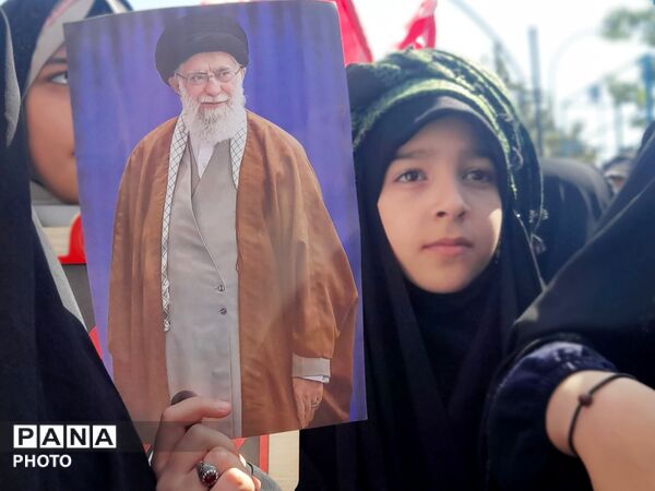 حماسه سرود 1000نفری دانش‌آموزان ناحیه ۴ کرج در بزرگداشت رهبر شهید