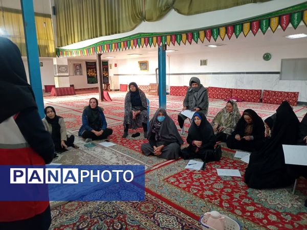 دوره‌ آموزشی‌ هلال‌احمر در پایگاه‌ بسیج مطهره شیروان