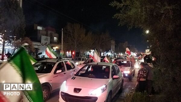 رژه ماشینی عاشقان وطن با خودرو های خود در بلوار فضل نیشابور 