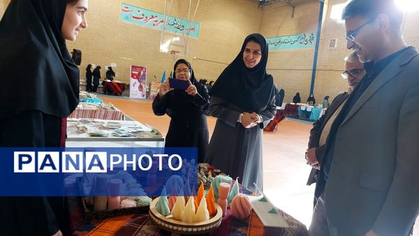 بازارچه دانش‌آموزی در دبیرستان فرزانگان ایلام