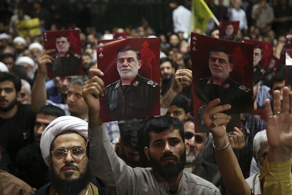 جلوه‌هایی از مراسم وداع با پیکر سردار شهید «نیلفروشان» در قم