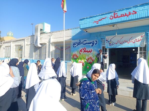 بازارچه کتاب در دبستان سمیه