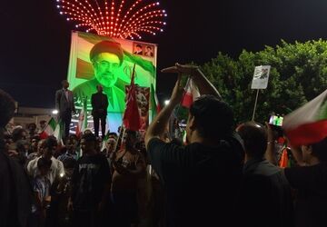 سوزاندن تابوت نمادین آمریکا و تاکید بر ادامه تلاش‌ها