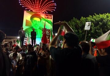 سوزاندن تابوت نمادین آمریکا و تاکید بر ادامه تلاش‌ها
