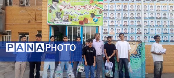 توزیع کتاب درسی دانش‌آموزان دبیرستان شهدای انقلاب اسلامی ناحیه 3 کرج