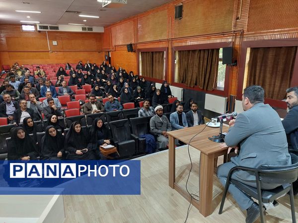 جلسه هم اندیشی و نشست توجیهی مدیران مدارس شهرستان ورامین