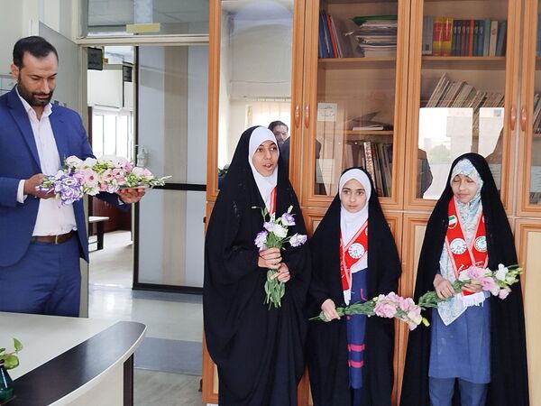 اهدای گل به کارکنان اداره‌کل آموزش و پرورش شهرستان‌های تهران به‌مناسبت بزرگداشت روز معلم 