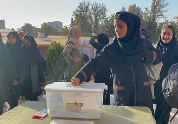 جشن عاطفه‌ها در مدرسه شهید تیمسار فلاحی ناحیه 1 کرج  برگزار شد