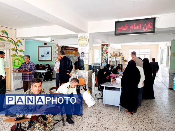 حضور گسترده مردم کاشمر در پای صندوق‌های رأی