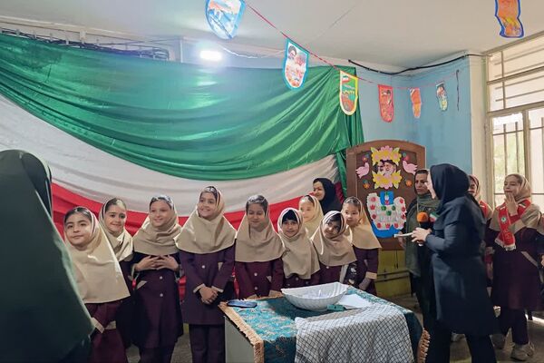 مراسم دهه فجر و برگزاری نمایشگاه دست‌سازهای دانش‌آموزی در دبستان شیخ کلینی