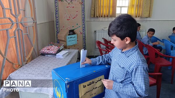 لبخند عاطفه بر لبان دانش‌آموزان میبدی