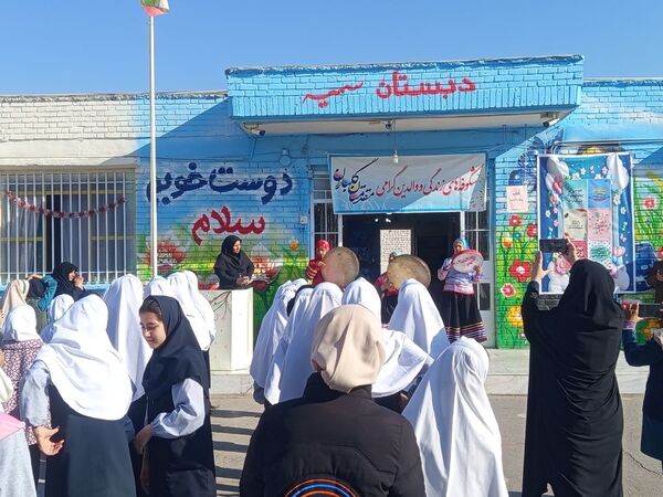 بازارچه کتاب در دبستان سمیه